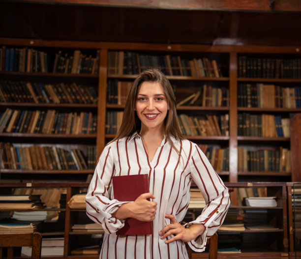 一名学生在大学图书馆的肖像图片下载