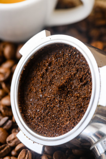 用过或用过的咖啡渣和一杯现煮咖啡图片下载