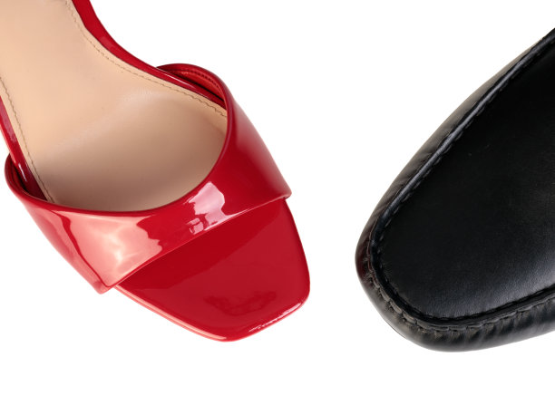 女鞋在男鞋上的特写，分居、离婚、冲突的象征照片。图片下载