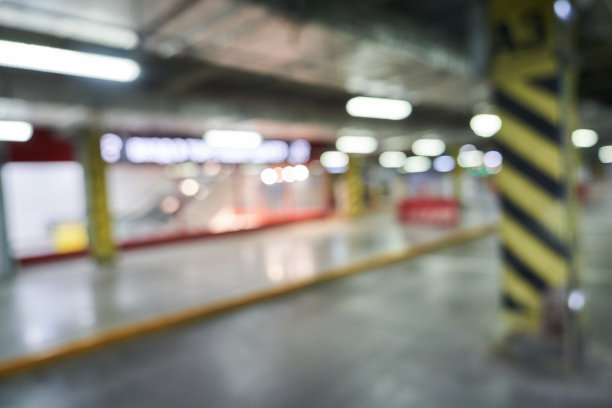 一个模糊的地下停车场，有一个交通车道标志，一个不聚焦的交通背景，一个购物中心停车场的不聚焦快照。有空间复制。高质量照片图片下载