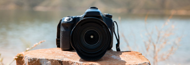 镜头对准湖上的石头背景图片下载