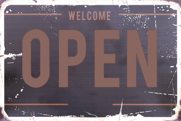 在棕色背景上模拟带有Welcome OPEN信息的标志图片下载