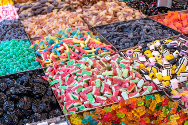 一堆五颜六色的软糖，果冻糖果店。甜蜜的糖果。街头食品图片下载