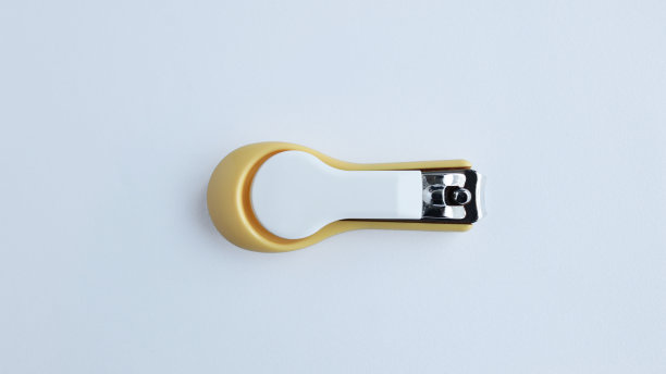 小黄白色花式指甲钳孤立在白色婴儿或儿童。图片下载