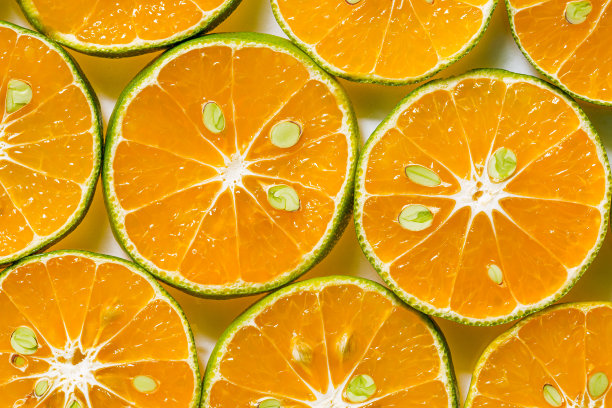 大橙子，新鲜的橙子片，白色背景上有气泡图片下载