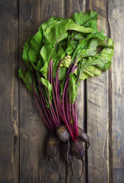 新鲜的花园有机甜菜放在木桌上。农业天然产品。俯视图，平面布局。Copyspace。横幅。图片下载