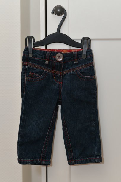 挂在衣架上的孩子的裤子图片下载