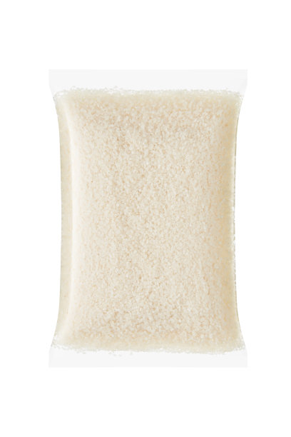 白色背景上的塑料袋大米图片下载