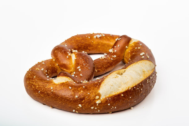 美味的德国式椒盐卷饼在白色背景-完美的零食为任何场合图片下载