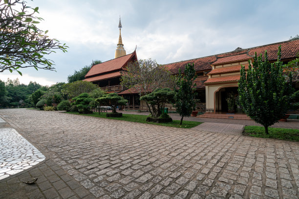 布隆塔是胡志明市九区最大的宝塔之一。它是越南著名的旅游胜地。布隆塔可以乘车或乘船到达。越南库存照片图片下载