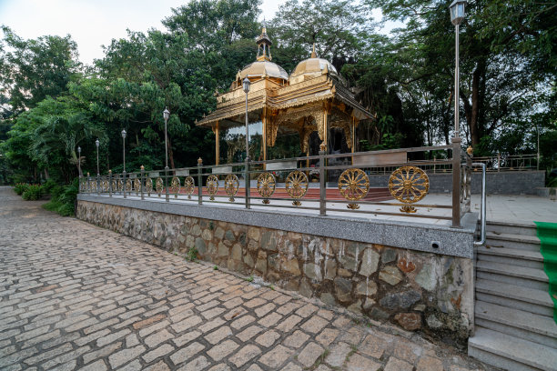 布隆塔是胡志明市九区最大的宝塔之一。它是越南著名的旅游胜地。布隆塔可以乘车或乘船到达。越南库存照片图片下载