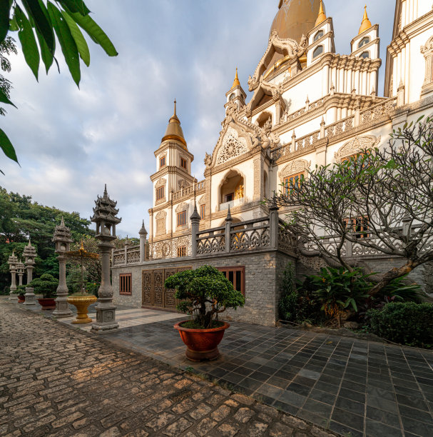 布隆塔是胡志明市九区最大的宝塔之一。它是越南著名的旅游胜地。布隆塔可以乘车或乘船到达。越南库存照片图片下载