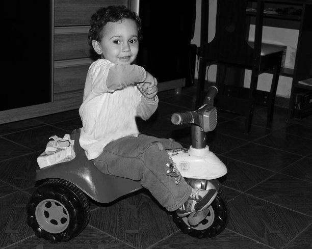 男婴-三轮车-玩具-卧室-房子-黑色和白色图片下载