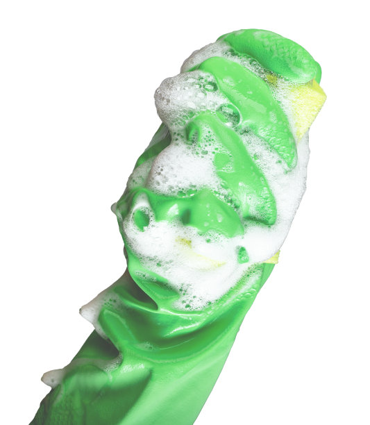 手戴手套，拿着湿海绵，白色背景上有洗涤剂泡沫图片下载