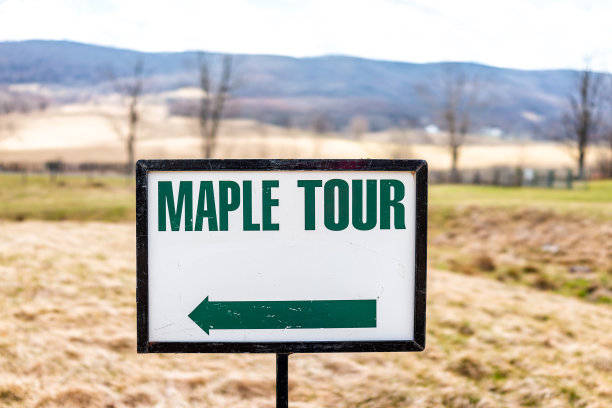 枫糖浆旅游通用标志与方向箭头在高地县，弗吉尼亚州在春季节日期间与蓝岭山脉图片下载