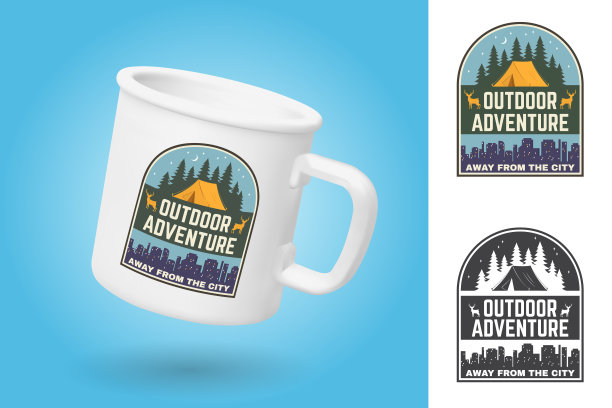 白色野营杯。现实的马克杯模型模板与样本设计。远离城市。户外探险补丁。矢量插图。贴片，贴纸与露营帐篷在森林和城市景观剪影。图片下载