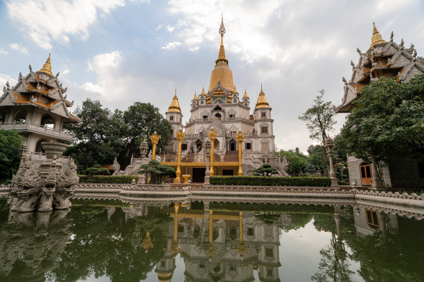 胡志明市的布隆塔。越南胡志明市一座美丽的佛教寺庙。印度，缅甸，老挝的混合建筑。越南库存照片图片下载