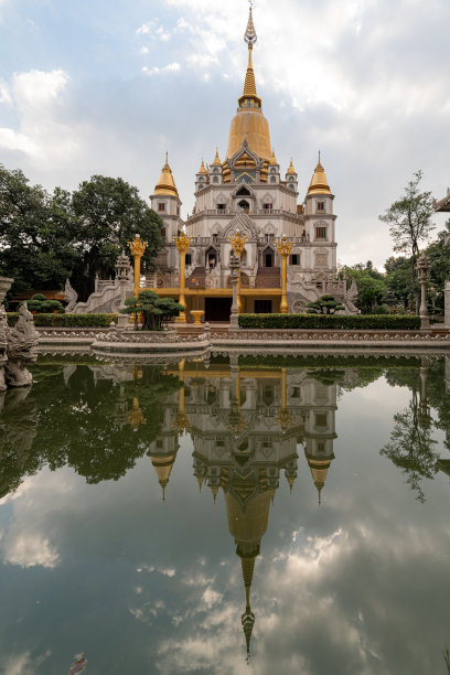 胡志明市的布隆塔。越南胡志明市一座美丽的佛教寺庙。印度，缅甸，老挝的混合建筑。越南库存照片图片下载
