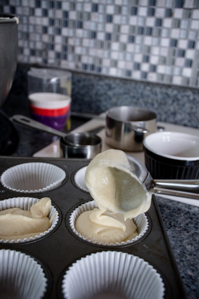 倒蛋糕面糊图片下载