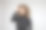 年轻的卷发女子看着一绺头发，她正拿着她的手。图片下载