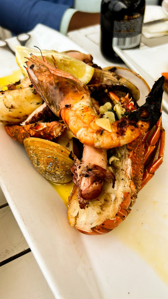 以个人的视角在餐桌上享用美味的海鲜图片下载