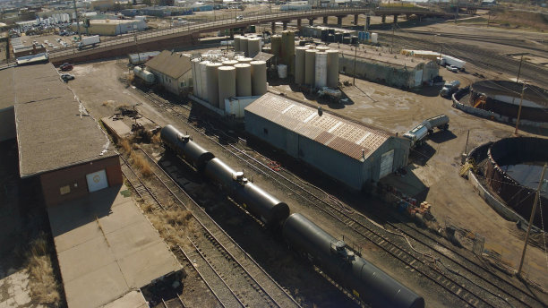 天然气和石油设备铁路车厢油罐在农村小城镇美国西部地点白天航空照片系列图片下载