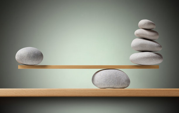 平衡架子上的石头图片下载