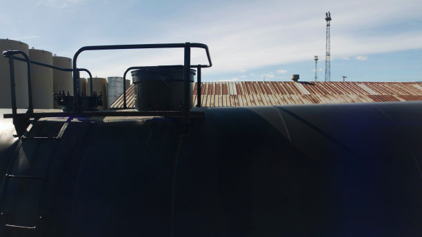 天然气和石油设备铁路车厢油罐在农村小城镇美国西部地点白天航空照片系列图片下载