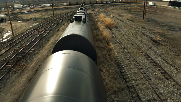 天然气和石油设备铁路车厢油罐在农村小城镇美国西部地点白天航空照片系列图片下载