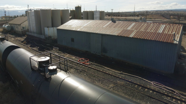 天然气和石油设备铁路车厢油罐在农村小城镇美国西部地点白天航空照片系列图片下载