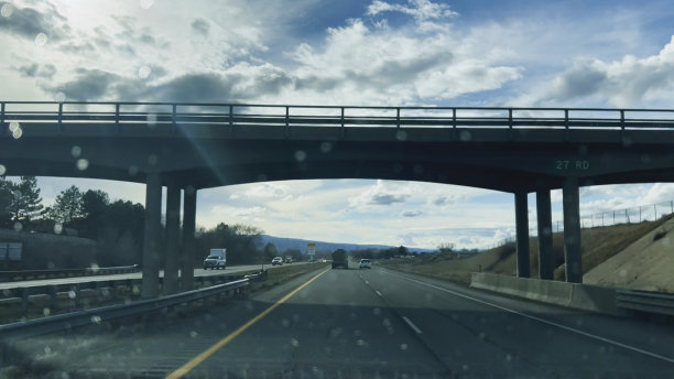 美国乡村70州际公路汽车旅行司机POV在西部科罗拉多州小镇照片系列图片下载