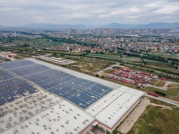 太阳能电池板安装在工厂的屋顶上图片下载