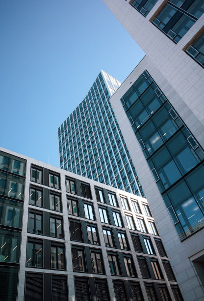 仰望法兰克福市中心的摩天大楼图片下载