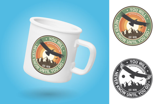 白色野营杯。现实的马克杯模型模板与样本设计。不走你永远不会知道。夏令营徽章。对于补丁，戳记。向量。设计与飞行秃鹰，山脉和天空剪影图片下载