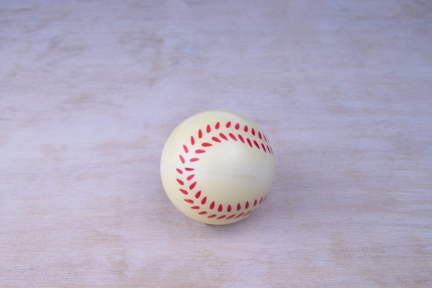 棒球是在白色的木纹上用橡胶缝成的图片下载