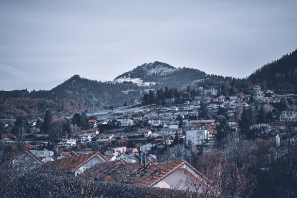 雪山下的定居点图片下载