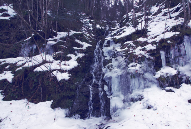岩石上的冰柱图片下载