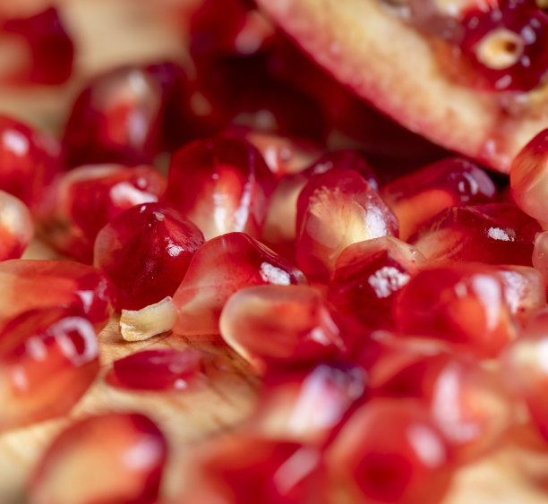 红色成熟的石榴，可以食用图片下载