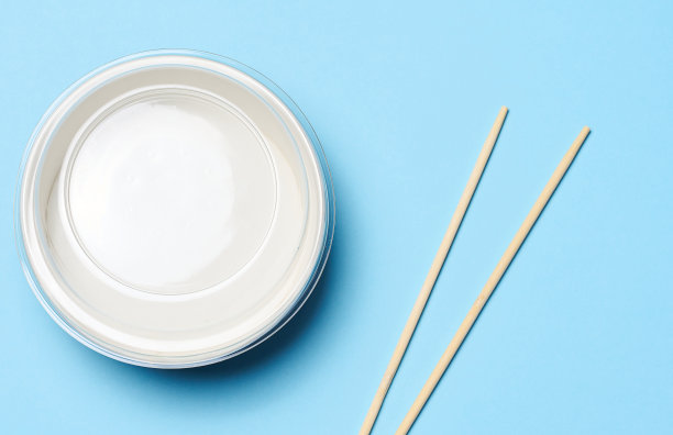 打开空面碗和一对木棍在蓝色背景，俯视图图片下载