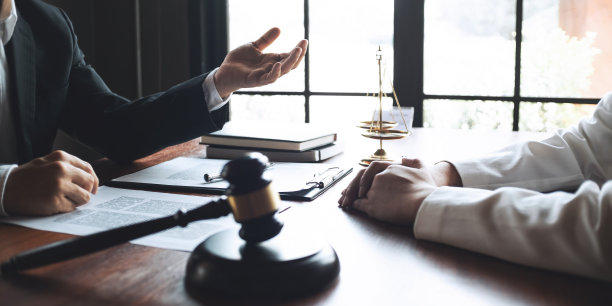 律师-商人与顾问一起工作。法律法官Gavel司法量表概念图片下载