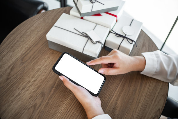 女人用手用手机，手指在屏幕上智能手机发短信。图片下载