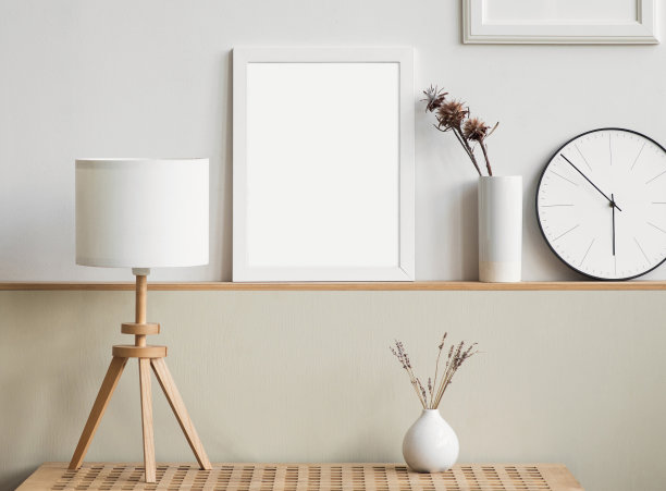 室内设计中的艺术品模型。墙上的空白画框。垂直方向图片下载