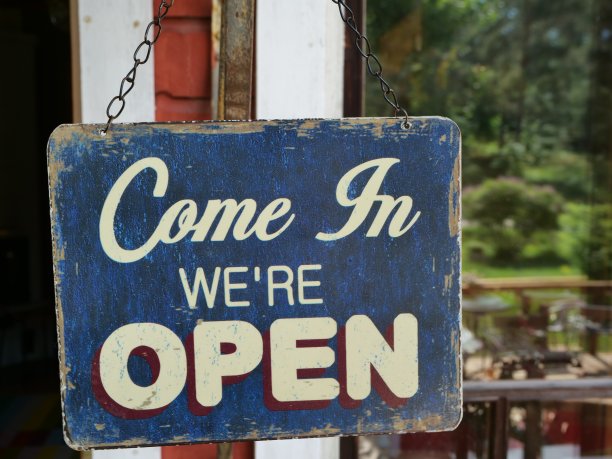 一个特写的进来我们是开放的标志图片下载