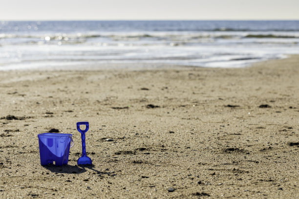 儿童水桶和铁锹图片下载