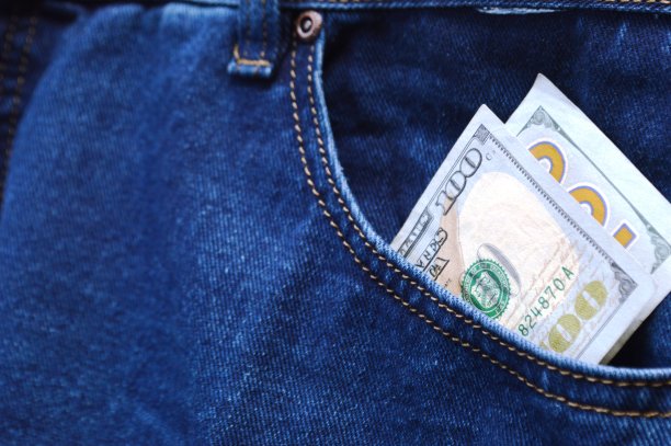 牛仔裤口袋里的钱图片下载
