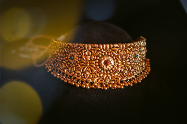 近距离拍摄美丽的金项链珠宝孤立在黑色背景。正宗的传统印度珠宝项链在黑暗的背景。婚礼和节日概念。图片下载