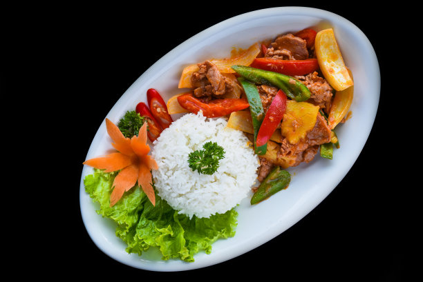 青菜炖牛肉和米饭放在蓝色盘子上，黑色背景俯视图图片下载