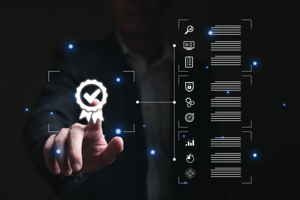 企业家指向在商业或商业服务认证中显示最高服务质量标准的证书图标。质量保证在组织中的正式概念图片下载