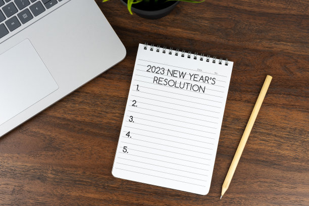 2023年的新年决心文字在办公桌上的记事本上图片下载