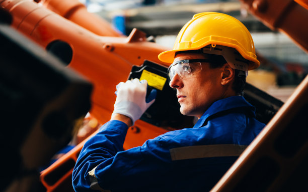 工业工厂机器机械臂的专业维修工人图片下载